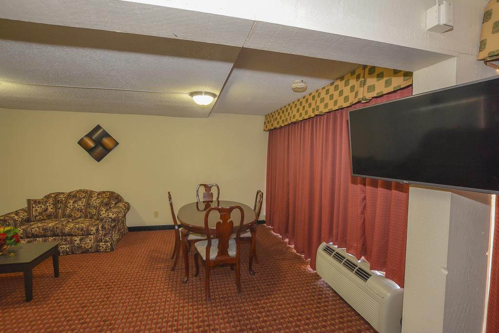 Super 8 By Wyndham Norman Hotel Eksteriør billede